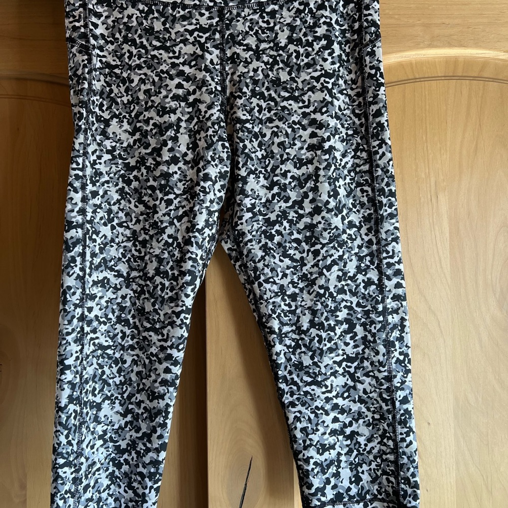 Women’s Under Armour work out capris size medium